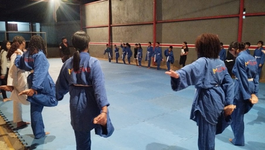 Alunos do Projeto Luta e Superação treinando Jiu-Jitsu