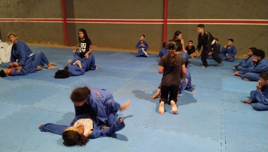 Instrutor orientando aluno durante treino de Jiu-Jitsu